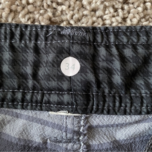 Lululemon Kahuna Shorts Golf Chino Gray Striped Mens 34 (Meas. 32W) - Picture 7 of 9